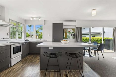 Photo of property in 2/111 Hobsonville Road, West Harbour, Auckland, 0618