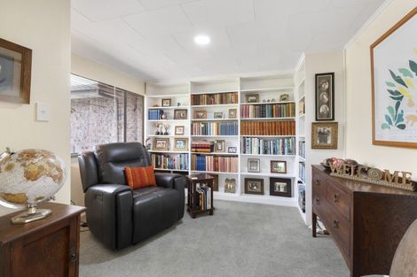 Photo of property in 18 Clifton Terrace, Fitzherbert, Palmerston North, 4410