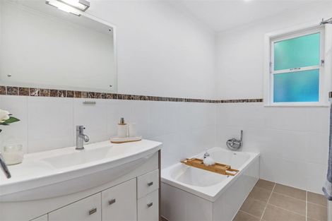 Photo of property in 1/114 Nile Road, Milford, Auckland, 0620