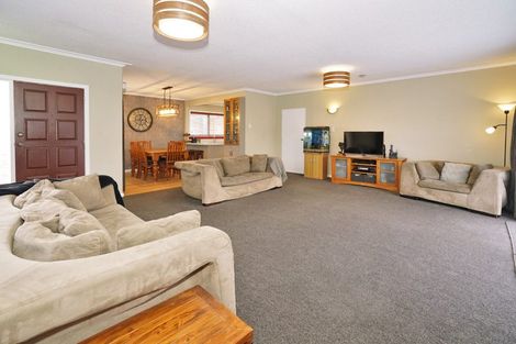 Photo of property in 2 Dover Road, St Andrews, Hamilton, 3200