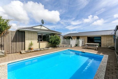 Photo of property in 5 John Guthrie Place, Merrilands, New Plymouth, 4312