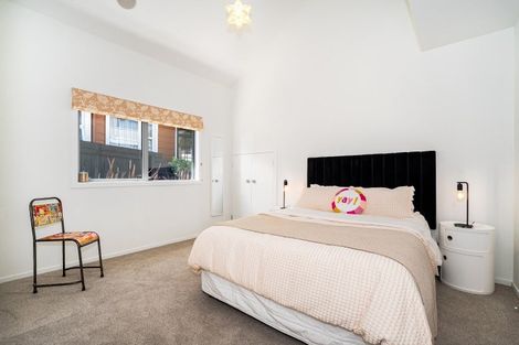 Photo of property in 8 Nevay Road, Karaka Bays, Wellington, 6022