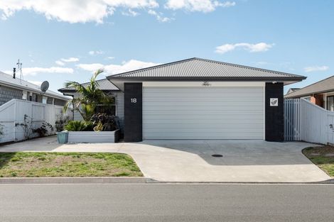 Photo of property in 18 Marion Crescent, Papamoa Beach, Papamoa, 3118