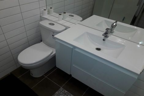 Photo of property in 2/2 Oriental Terrace, Mount Victoria, Wellington, 6011