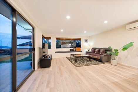 Photo of property in 35 Waimanu Bay Drive, Te Atatu Peninsula, Auckland, 0610