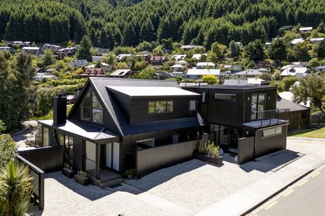 Photo of property in 6 Mackinnon Terrace, Sunshine Bay, Queenstown, 9300