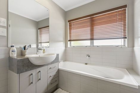 Photo of property in 13 Packspur Drive, Flat Bush, Auckland, 2016