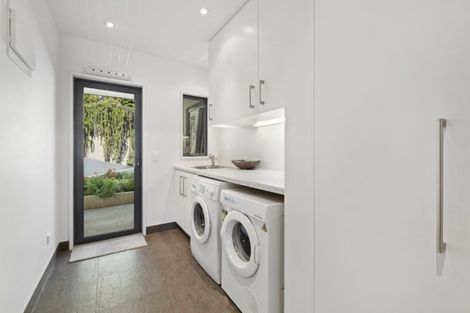 Photo of property in 5 Milward Place, Kelvin Heights, Queenstown, 9300