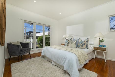 Photo of property in 8 Frieston Road, Milford, Auckland, 0620