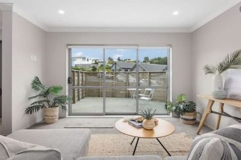 Photo of property in 2 Brindle Way, Newlands, Wellington, 6037