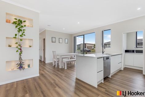 Photo of property in 2 Poutawa Lane, Clarks Beach, 2122