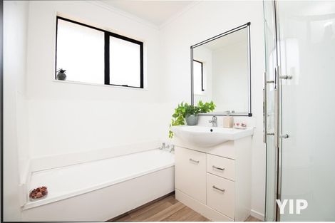 Photo of property in 27 Evesham Place, Newlands, Wellington, 6037