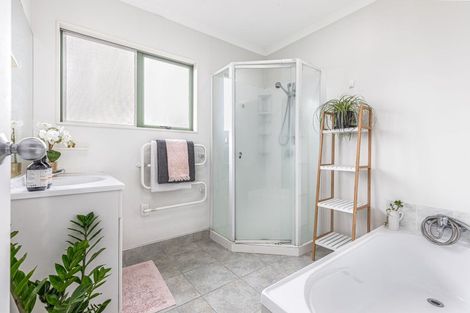 Photo of property in 2/555 Glenfield Road, Glenfield, Auckland, 0629