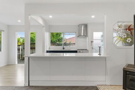 Photo of property in 17 Buisson Glade, West Harbour, Auckland, 0618