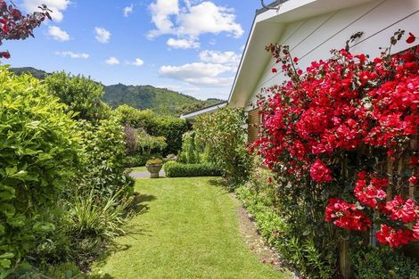 Photo of property in 2 Rewarewa Crescent, Waikanae, 5036