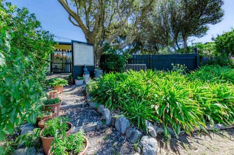 Photo of property in 42 Field Way, Waikanae Beach, Waikanae, 5036