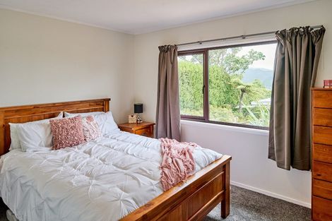 Photo of property in 15a Ruskin Road, Newlands, Wellington, 6037