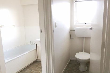 Photo of property in 2/5 Sylvan Crescent, Te Atatu South, Auckland, 0610