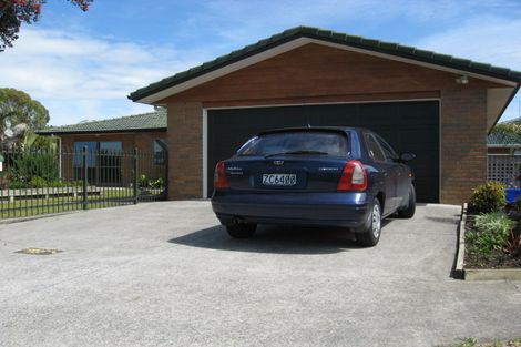 Photo of property in 8 Hocken Place, Mangere Bridge, Auckland, 2022