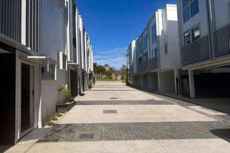 Photo of property in 9/9 Aeroview Drive, Beach Haven, Auckland, 0626