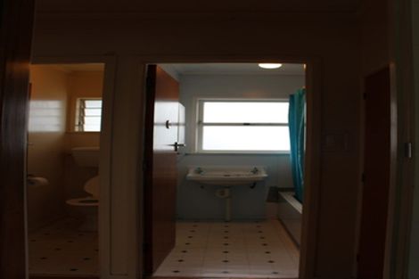 Photo of property in 2/34 Chartwell Avenue, Glenfield, Auckland, 0629