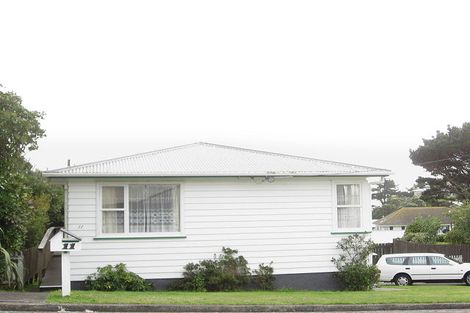 Photo of property in 11 Griffiths Grove, Newlands, Wellington, 6037