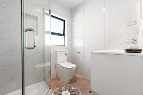 Photo of property in 15b Renata Crescent, Te Atatu Peninsula, Auckland, 0610