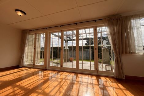 Photo of property in 11 Norwood Road, Bayswater, Auckland, 0622