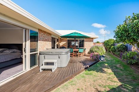 Photo of property in 5 Holcombe Drive, Paraparaumu, 5032