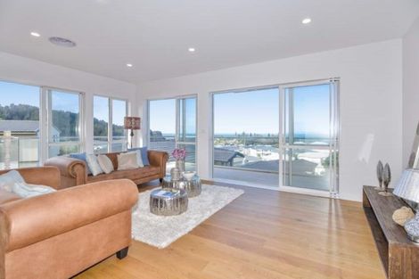 Photo of property in 32 Ngahere Views, Orewa, 0931