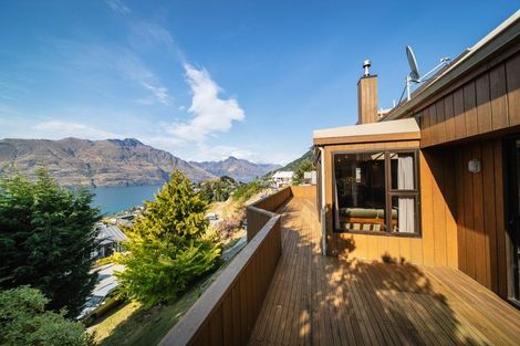 Photo of property in 128 Wynyard Crescent, Fernhill, Queenstown, 9300