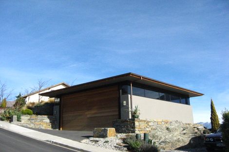 Photo of property in 5 Balmoral Drive, Kelvin Heights, Queenstown, 9300