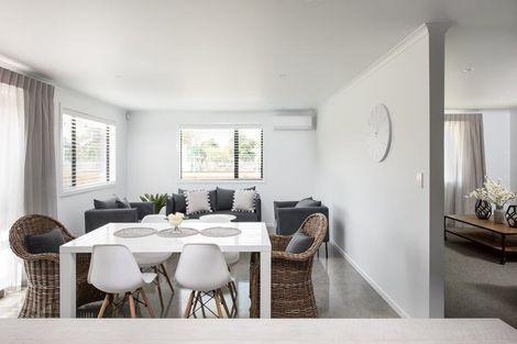 Photo of property in 15 Vogwill Road, Kumeu, 0810