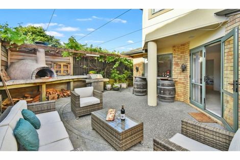 Photo of property in 2/11 The Rosebowl, Sunnyhills, Auckland, 2010