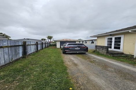 Photo of property in 71 Queenwood Road, Levin, 5510