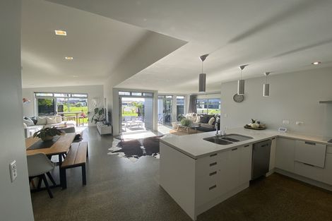 Photo of property in 10 Hoihere Drive, One Tree Point, 0118