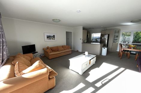 Photo of property in 2/14 Camilla Grove, Totara Vale, Auckland, 0629