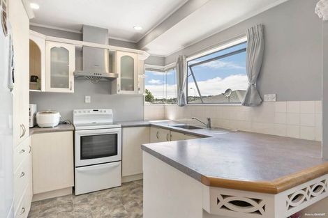 Photo of property in 2/26 Fernlea Rise, Bayview, Auckland, 0629