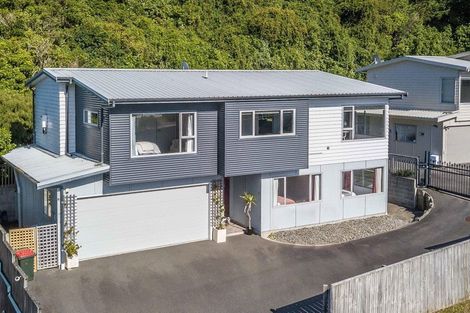 Photo of property in 35 Meadowcroft Grove, Johnsonville, Wellington, 6037