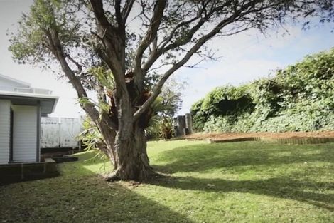 Photo of property in 24 Sunset Road, Unsworth Heights, Auckland, 0632