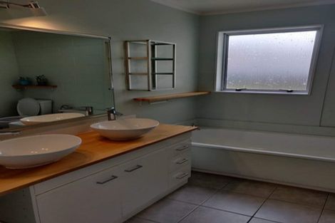 Photo of property in 17a Kingsbridge Place, Newlands, Wellington, 6037