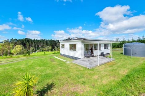 Photo of property in 10 Mcmurdo Road, South Head, Helensville, 0874