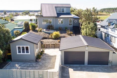 Photo of property in 45 Shortt Street, Foxton Beach, Foxton, 4815