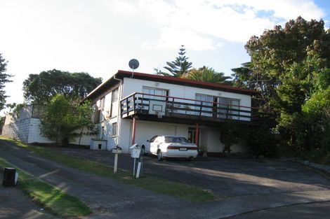 Photo of property in 10 Halcombe Place, Green Bay, Auckland, 0604
