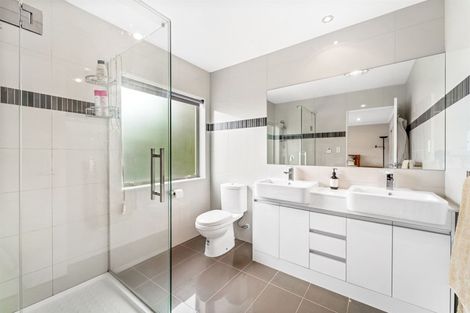 Photo of property in 80 Rising Parade, Fairview Heights, Auckland, 0632