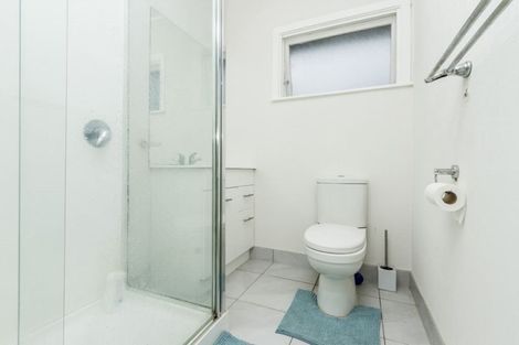 Photo of property in 1/32 Old Lake Road, Narrow Neck, Auckland, 0624