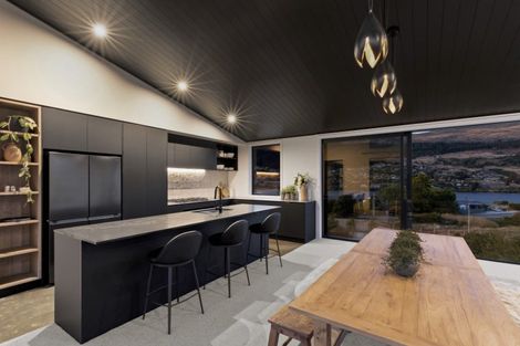 Photo of property in 8 Spring Hill Road, Kelvin Heights, Queenstown, 9300