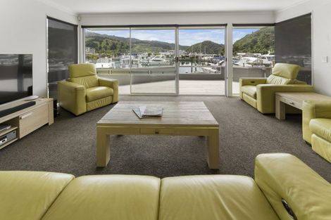 Photo of property in 39 Waikawa Road, Picton, 7220