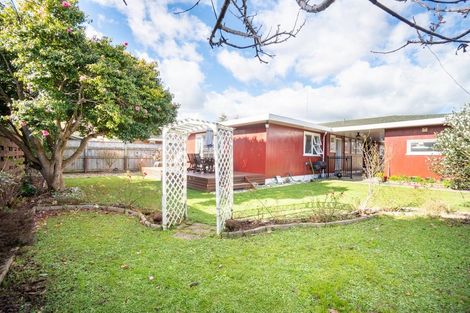 Photo of property in 4 Wikiriwhi Crescent, Awapuni, Palmerston North, 4412