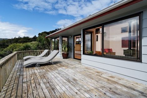 Photo of property in 15 Pendrell Road, Piha, New Lynn, 0772